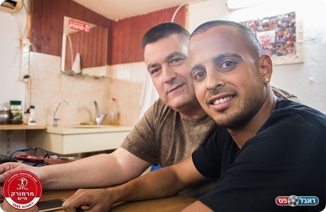 עידן חג'ג' במעמד החתימה